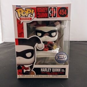 Funko Pop Harley Quinn with cards